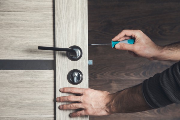 American Lock & Key technician providing emergency lockout assistance in Las Vegas